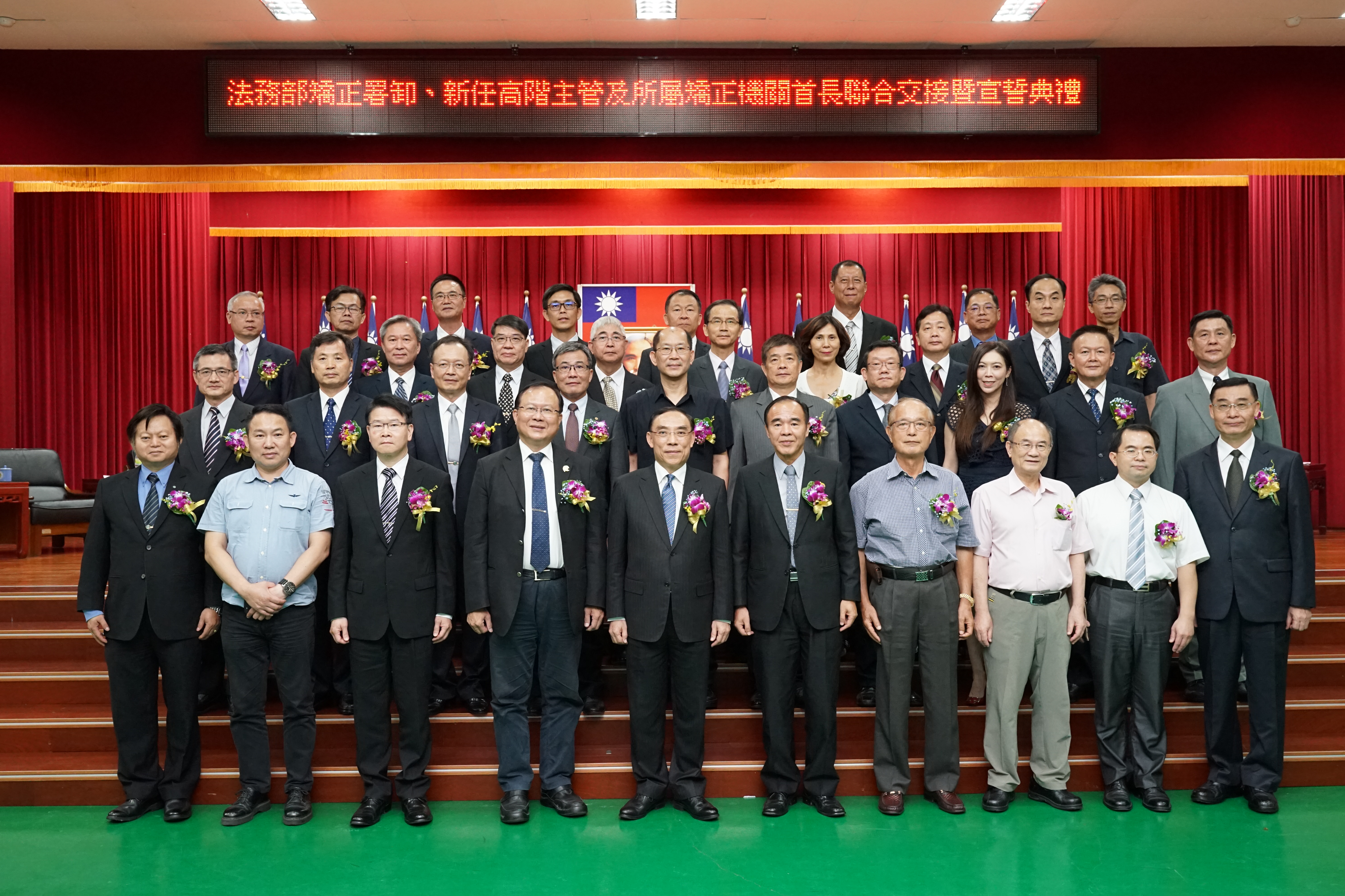 部長與卸新任首長合影02