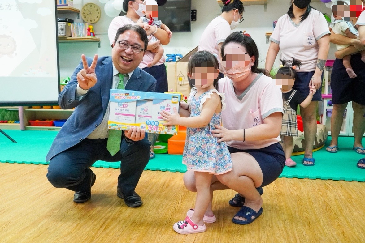 黃政次贈送嬰幼用品鼓勵媽媽與孩子們