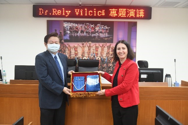 圖片4署長致贈具臺灣特色的矯正機關作業成品