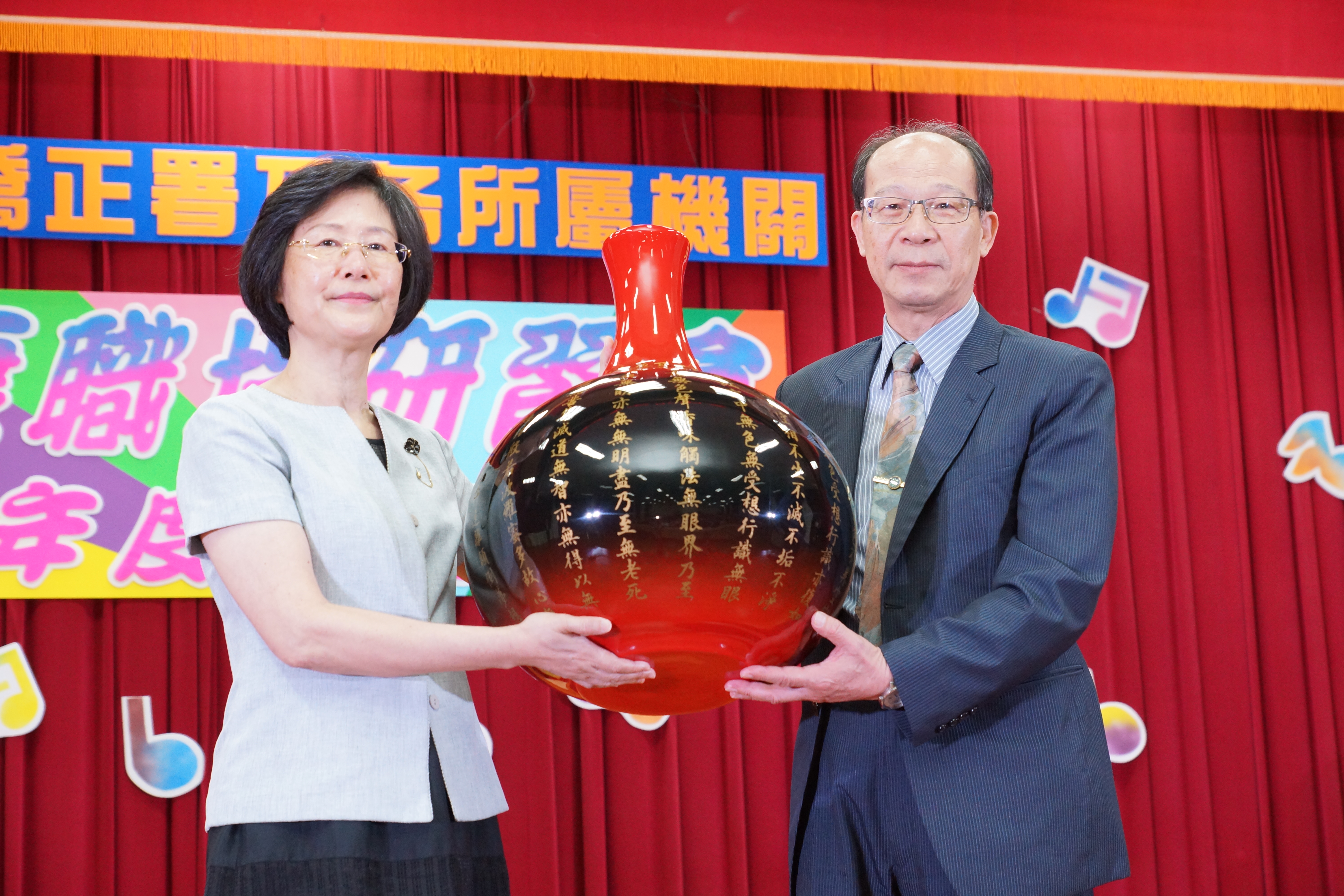 署長致贈臺北監獄漆藝作品予部長